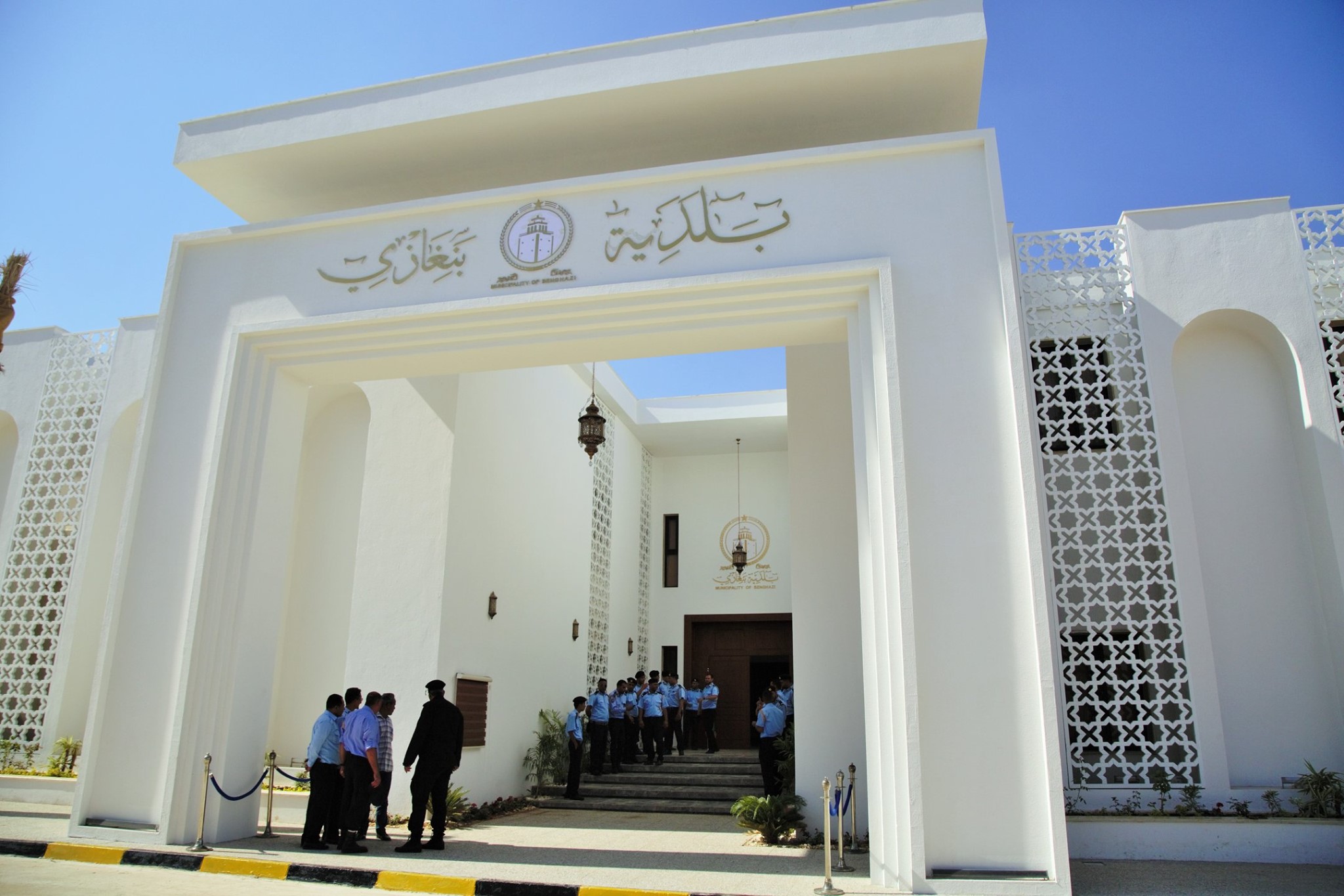 النائب عبدالمطلب ثابت يتابع أوضاع مستشفى الثورة في البيضاء